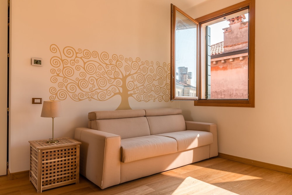 Sunny Canal View in Venice Chic Movida 8/25