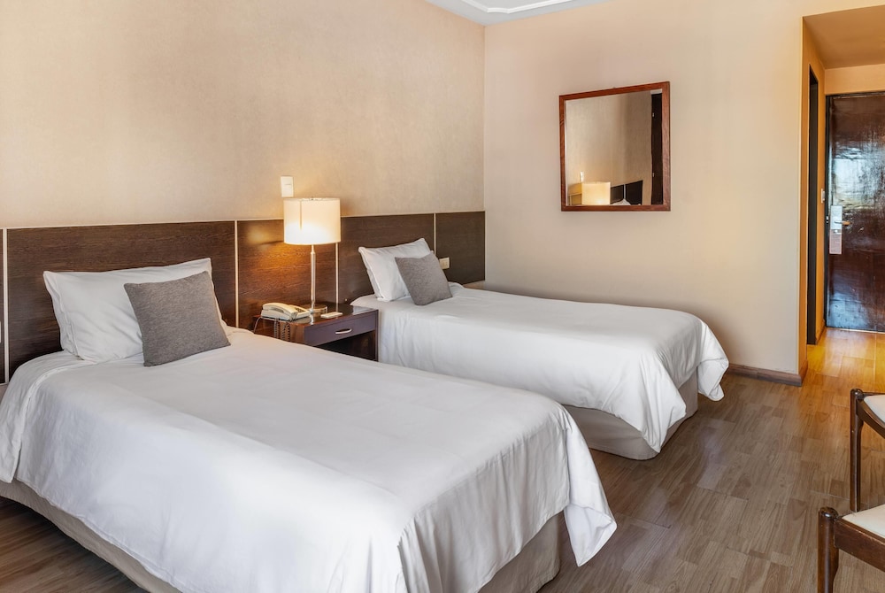 Ramada Plaza by Wyndham Tucuman 25/98