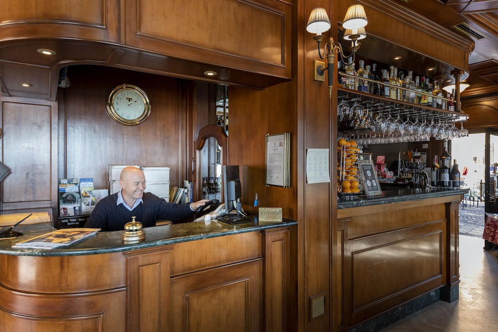 Hotel Du Lac 2/43