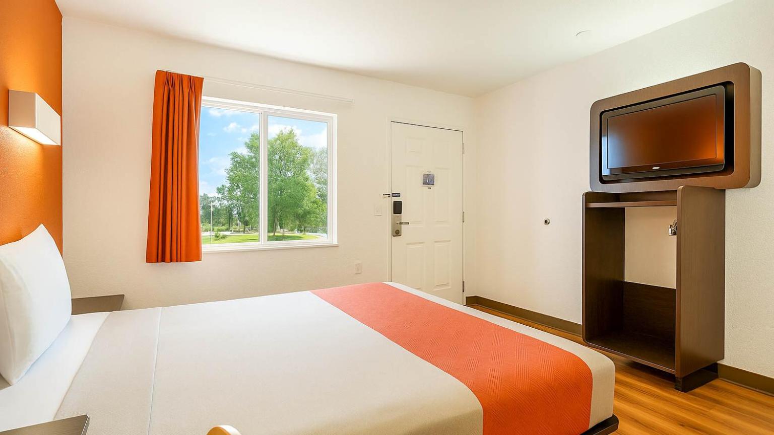 ROOM, QUEEN BED