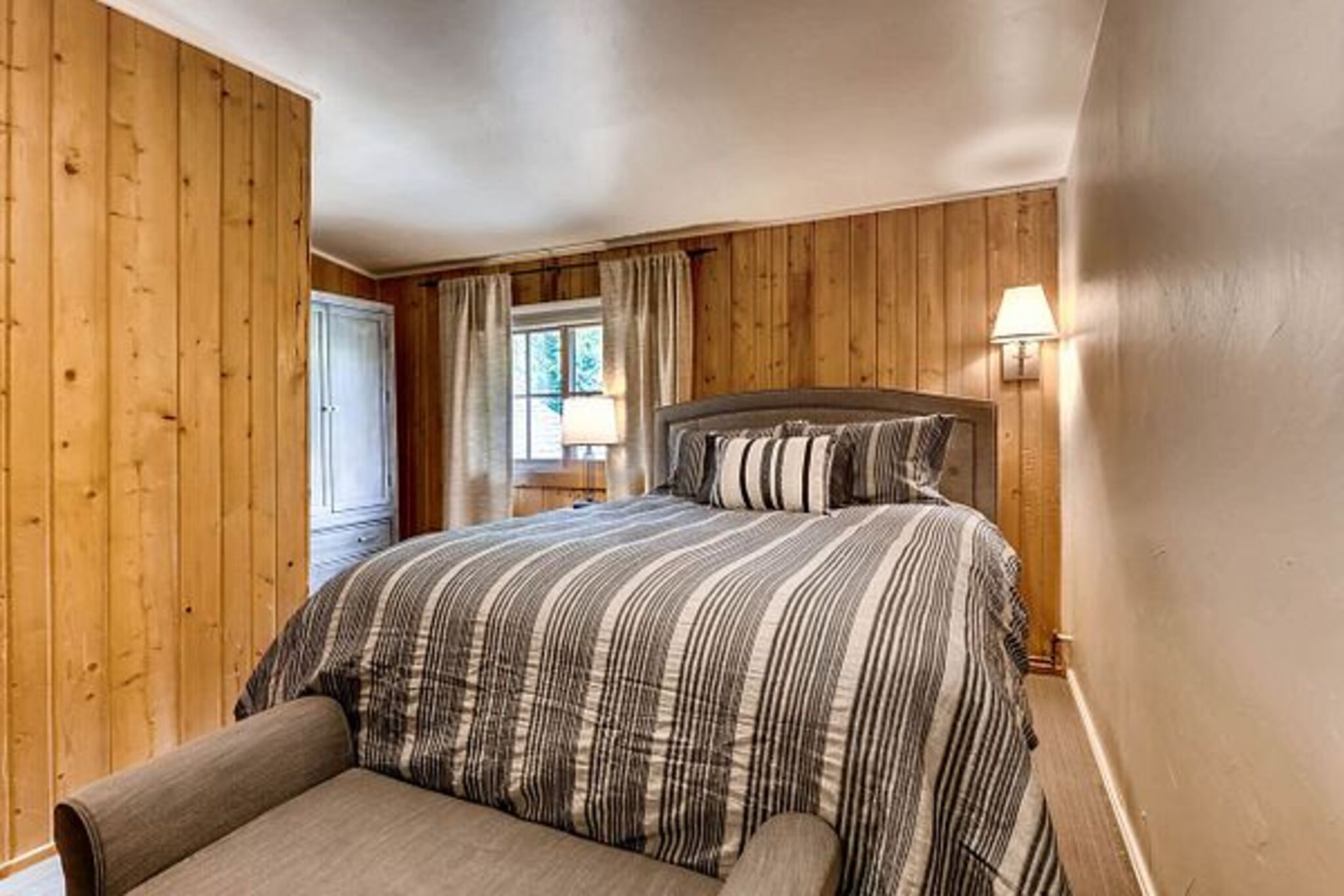 Private, Private Bathroom, Ski Tip Lodge 4/4