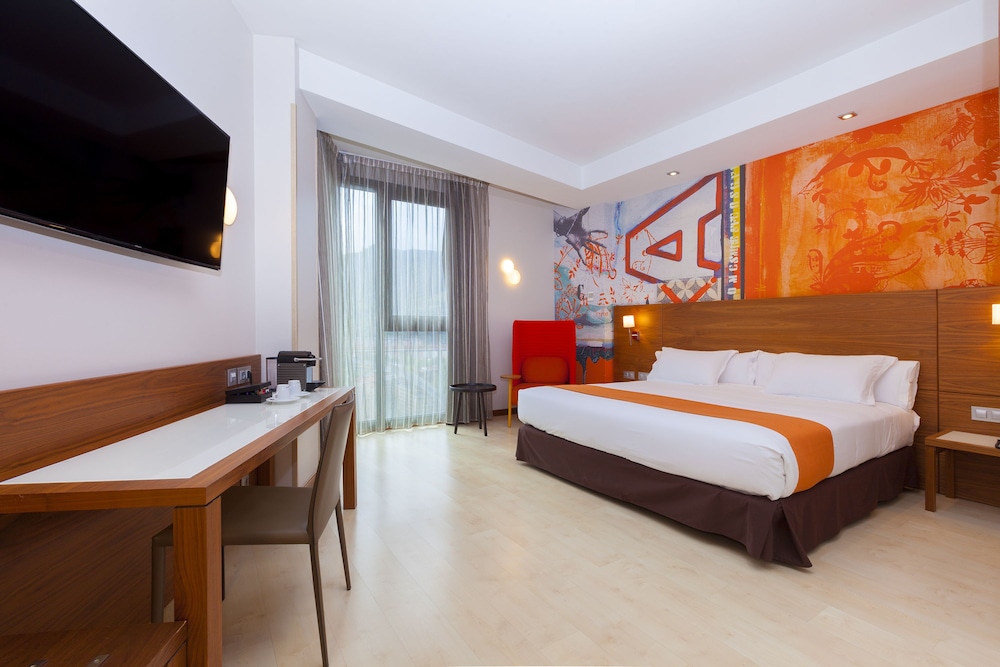 JUNIOR, KING BED, CITY VIEW