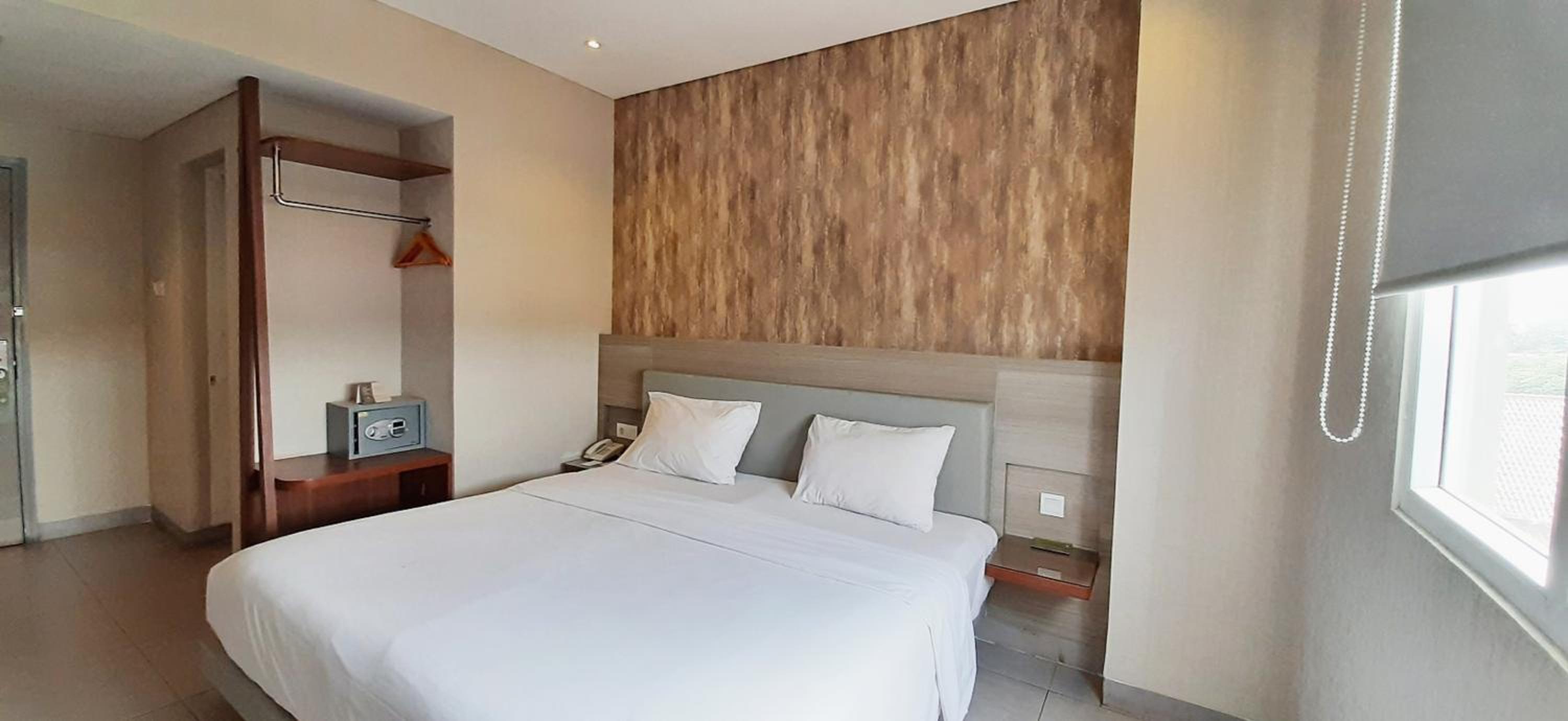 Lynn Hotel Serang 19/43