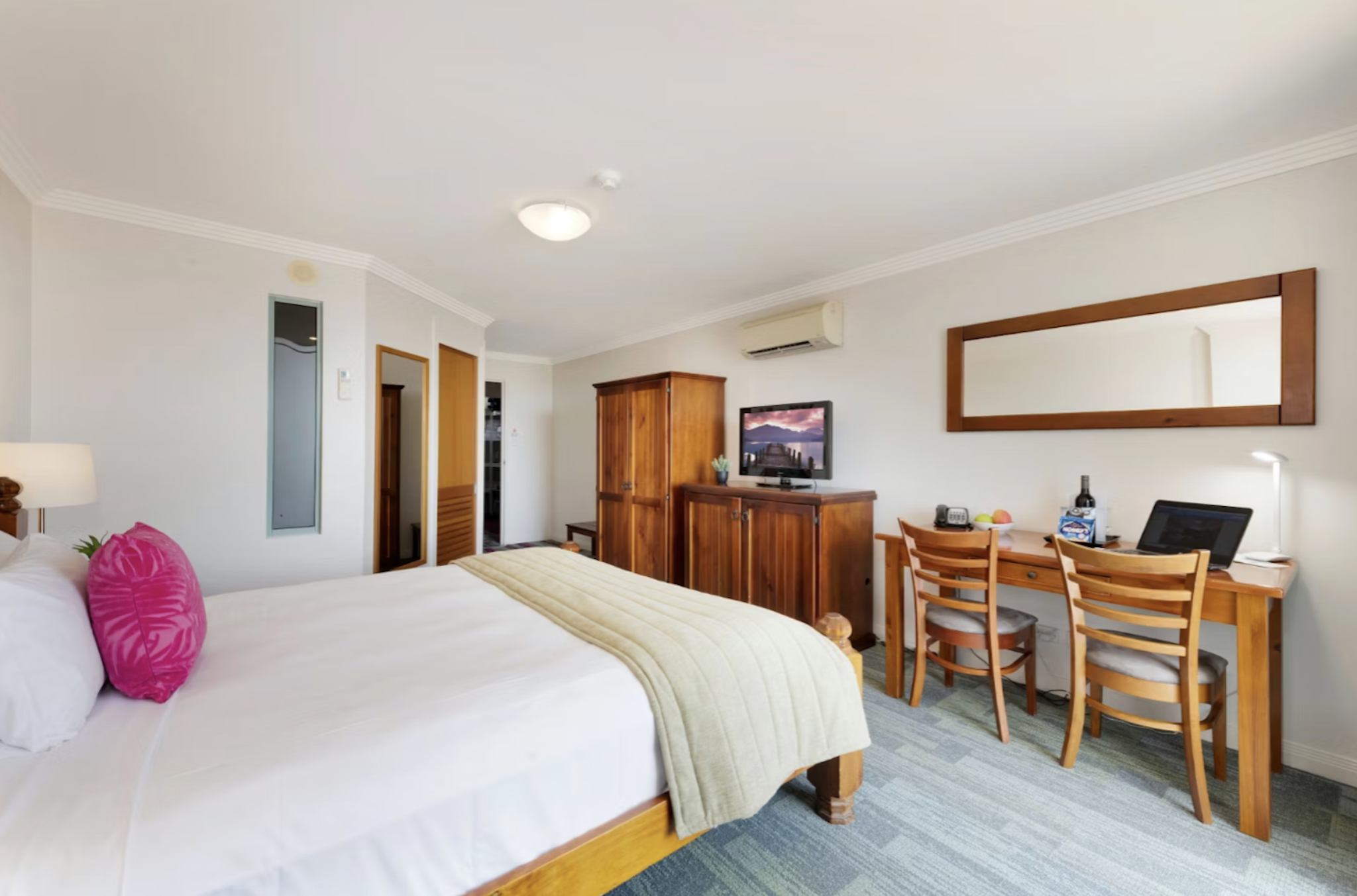Burnett Riverside Motel 9/40
