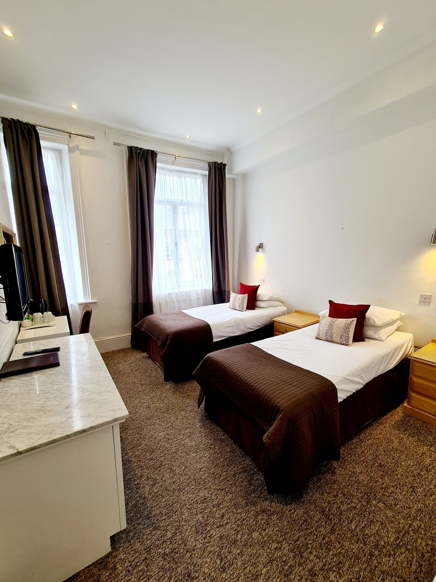 ROOM, TWIN BEDS
