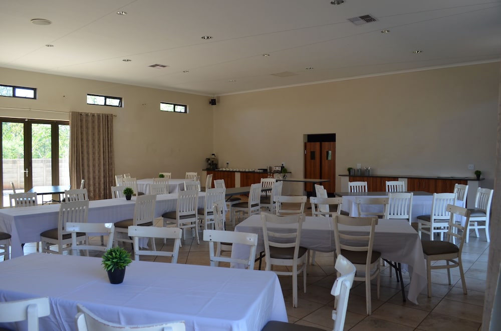 Manor Hills Guest Lodge 18/40