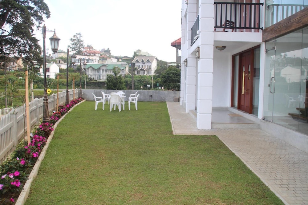 Royal Lake Hotel 26/33