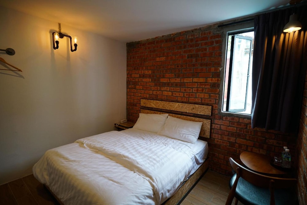 Brick Box Hotel 10/45