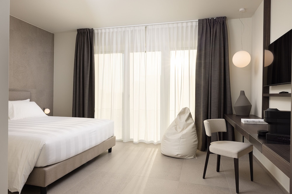 B21 Hotel 9/37