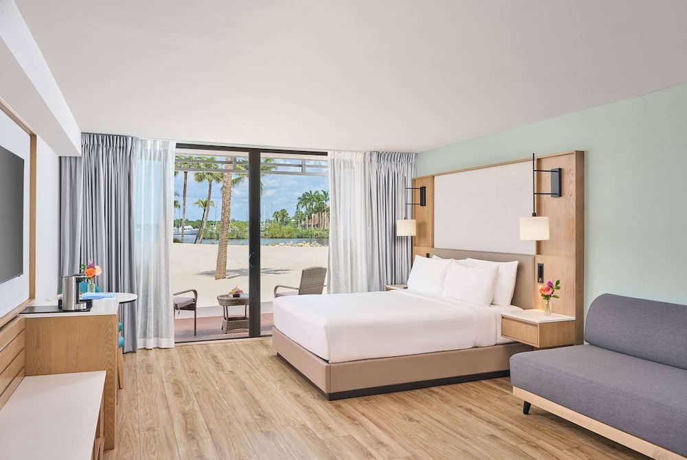 2 Bedrooms, Walkout, Beach, Suite, King Bed, Accessible