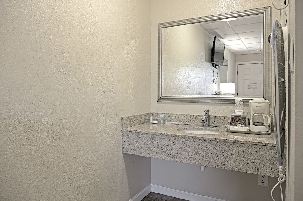 Rodeway Inn And Suites 70/71