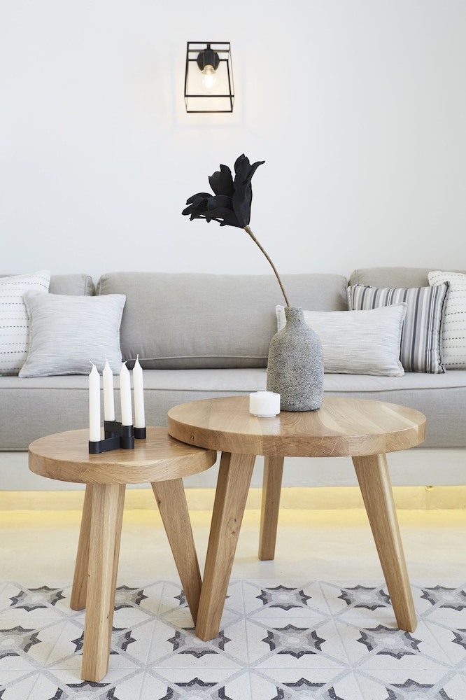 White And Co. La Torre Suites 23/50