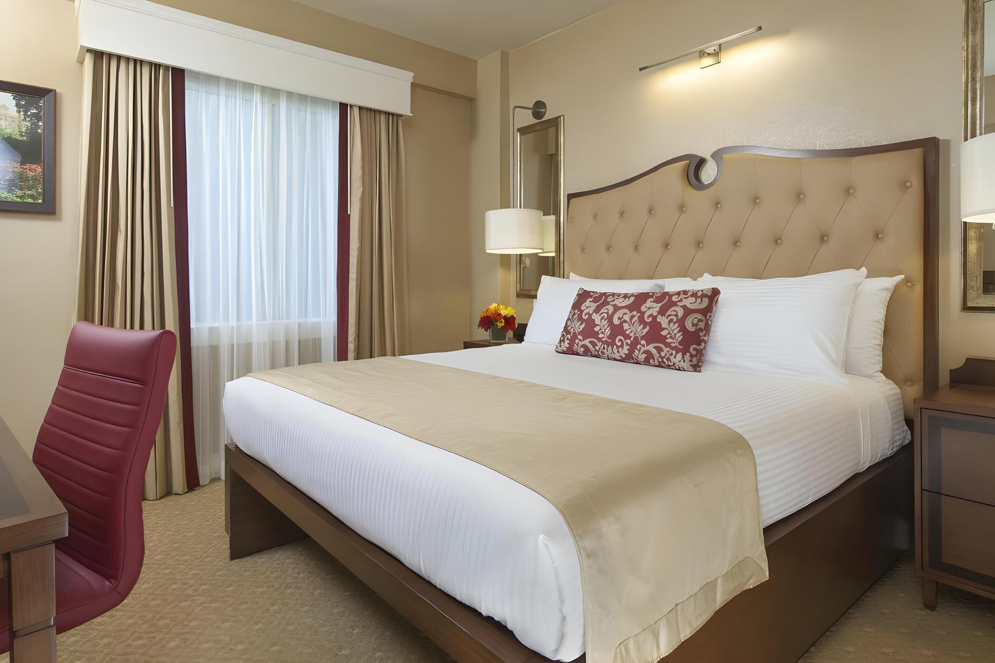 DELUXE, KING BED
