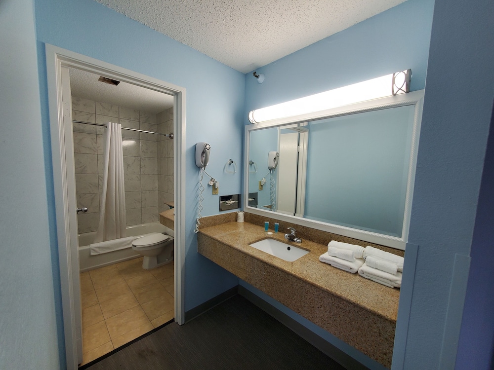 Coastal Inn & Suites Wilmington NC (ex Super 8 Wilmington) 18/27