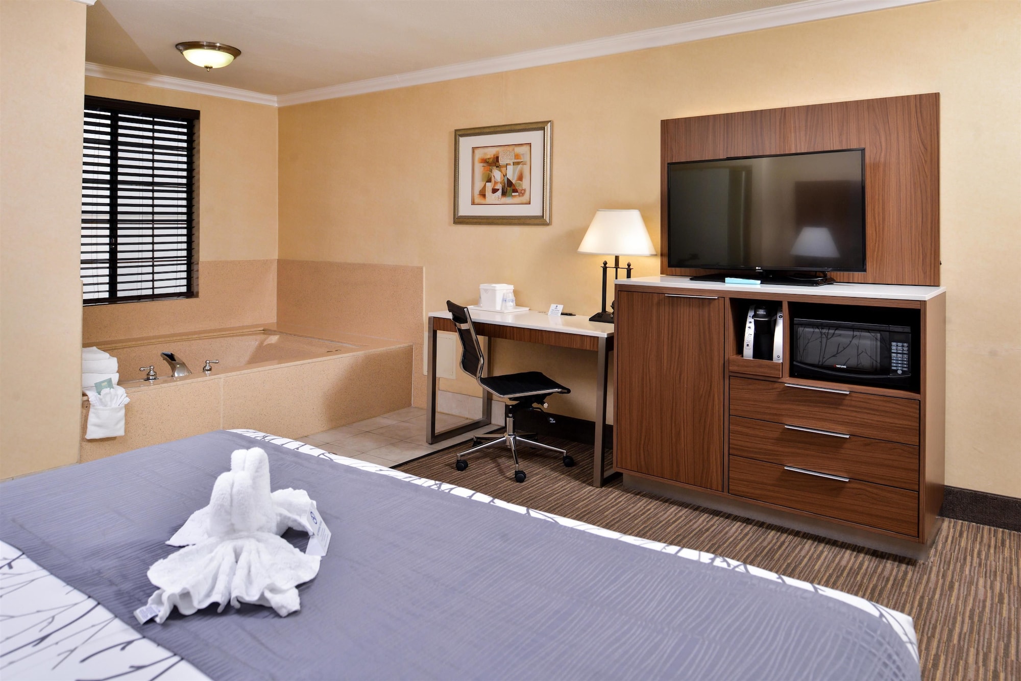 غرفة ديلوكس بسرير كينج بحوض جاكوزي، Best Western Hollywood Plaza Inn - Hollywood Walk of Fame Hotel-LA 4/5