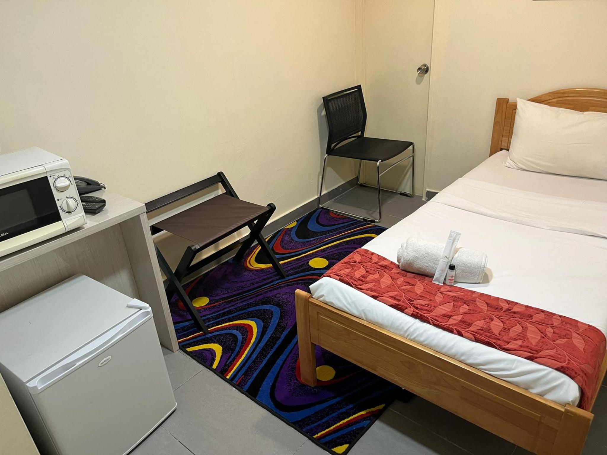 Room, Twin Beds, Shared Bathroom, No Window