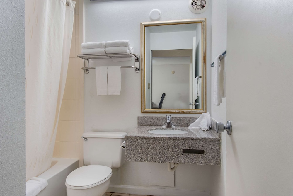 Econo Lodge Inn & Suites Chambersburg Central 8/27