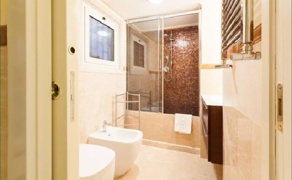 Grand Master Suites 74/74