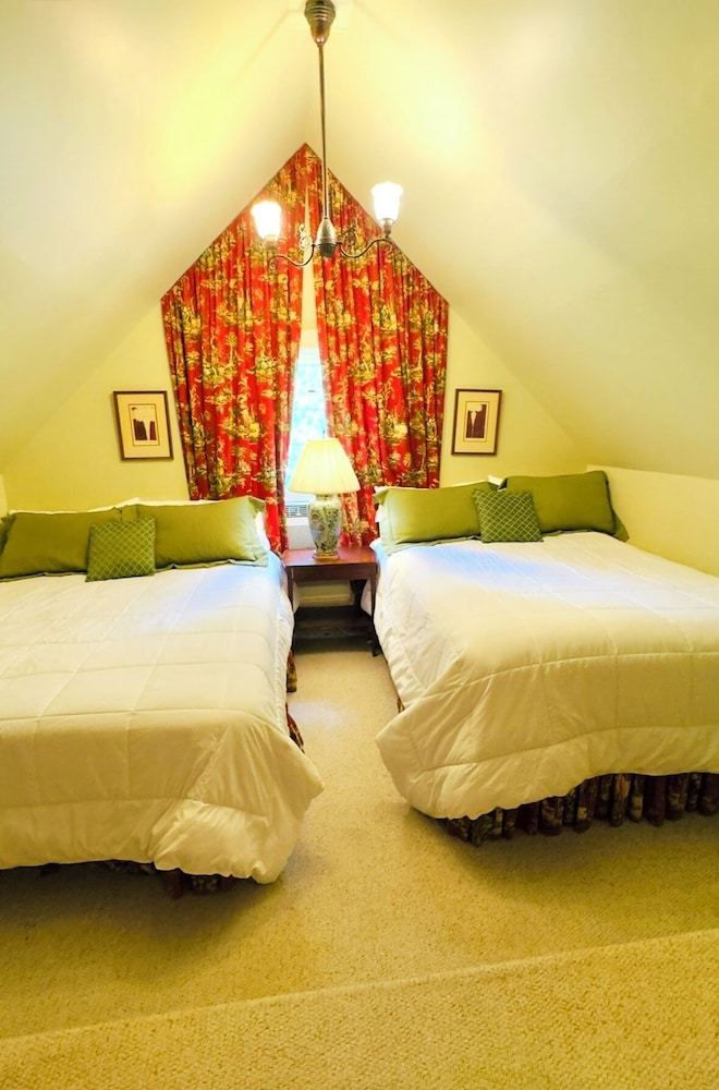 Rothschild-Pound House Inn 38/76