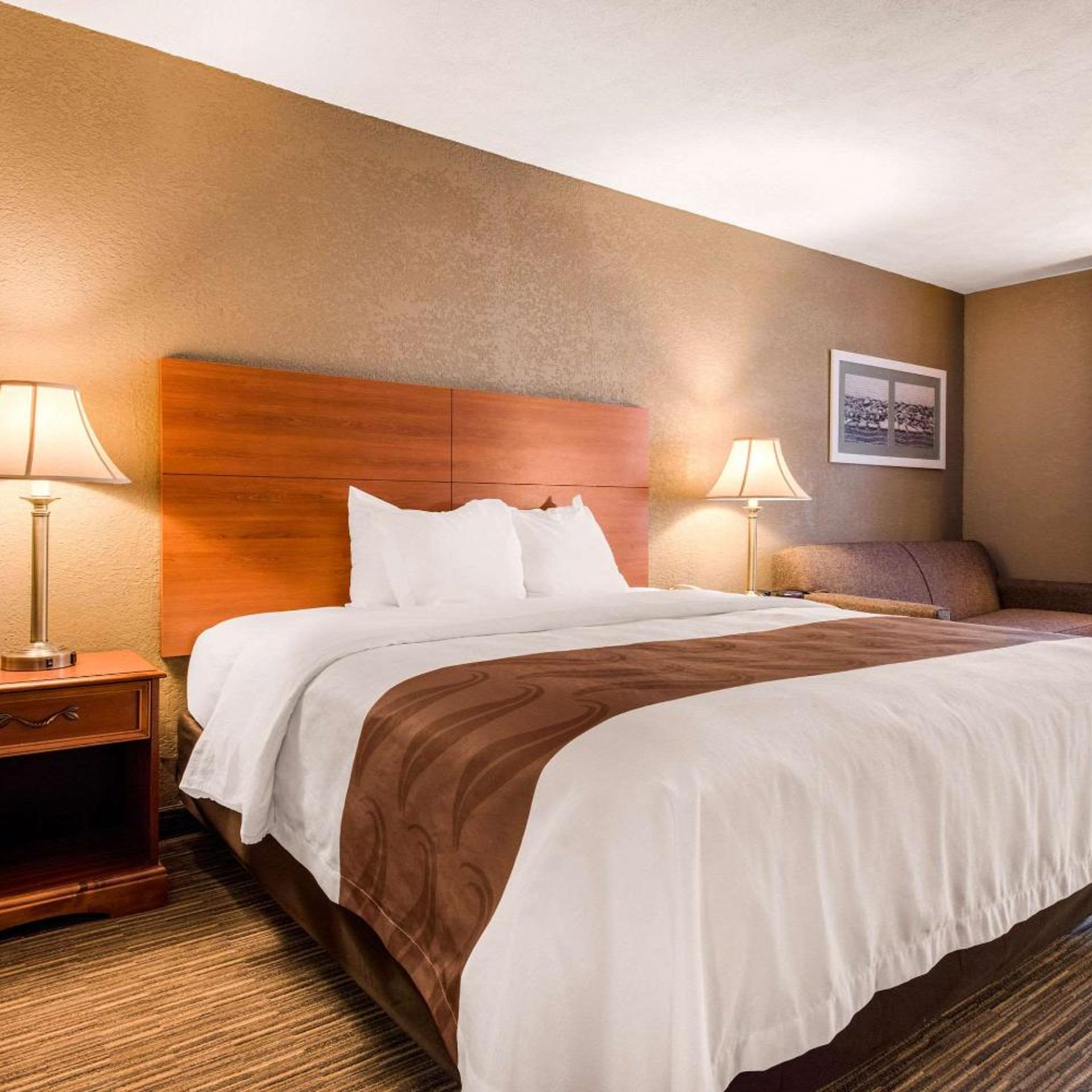 جناح بسرير كينج مع أريكة بحوض جاكوزي، Quality Inn & Suites New Castle 3/6