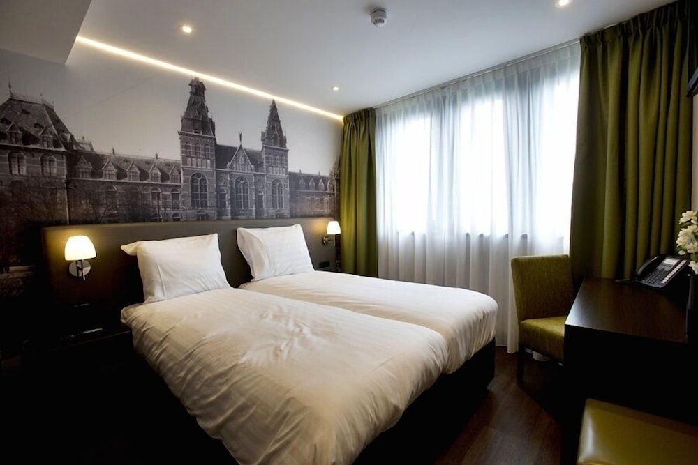 DELUXE, DOUBLE OR TWIN BED