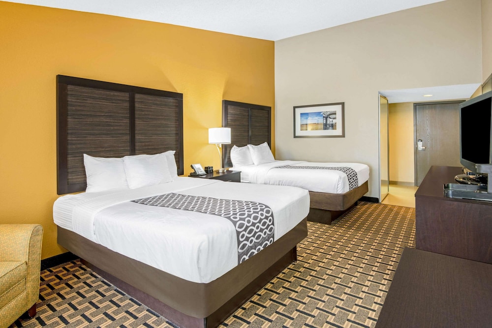 La Quinta Inn & Suites by Wyndham Denison - N. Lake Texoma 14/35