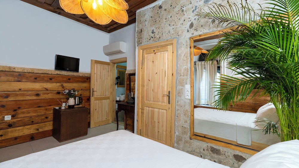 STANDARD, QUEEN BED, CITY VIEW