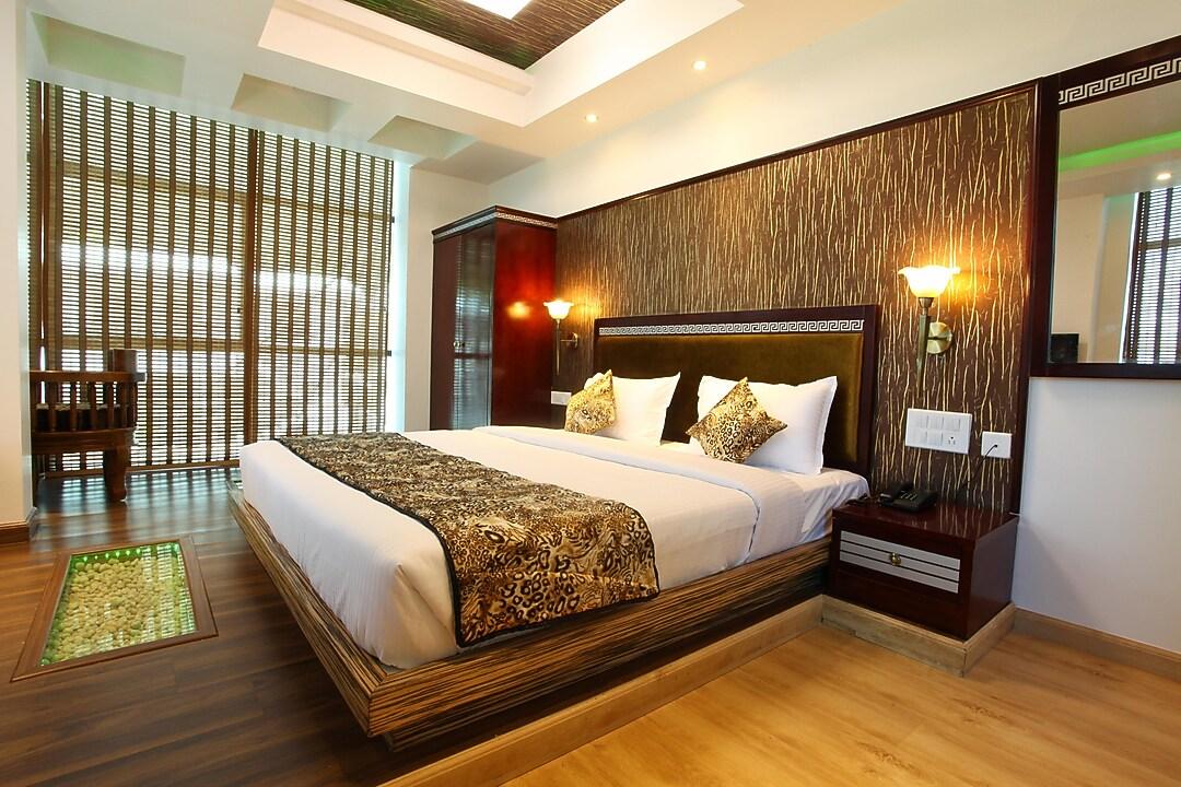 HOTEL TIGERS ROARE 26/50
