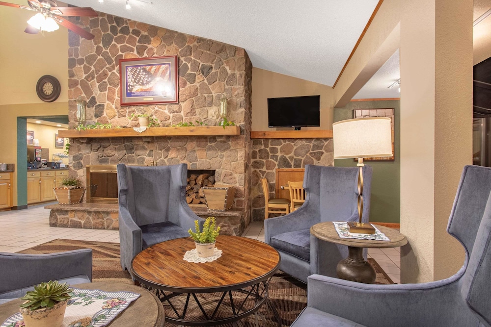 AmericInn by Wyndham Chippewa Falls 31/44