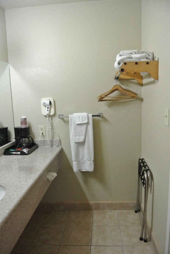Vino Inn & Suites (ex Rancho Tee Motel) 27/63