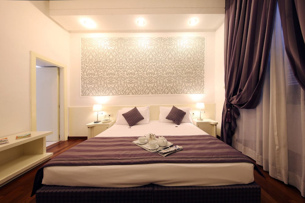 ROOM, DOUBLE BED