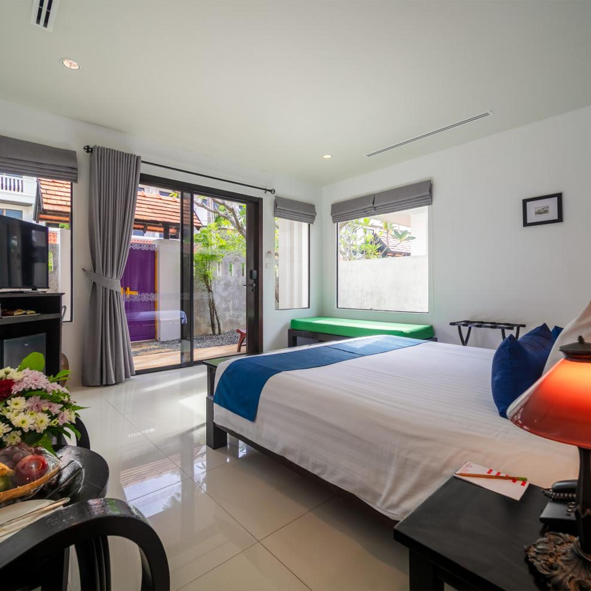 Room, Hot Tub, Sino Wing