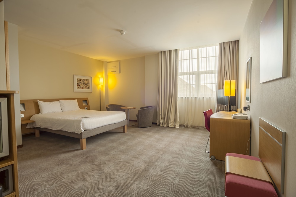 NOVOTEL CARDIFF CENTRE 17/75