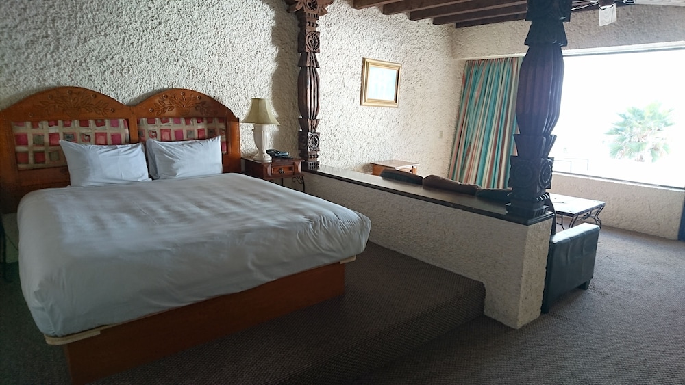 JUNIOR SUITE, KING BED, OCEAN VIEW