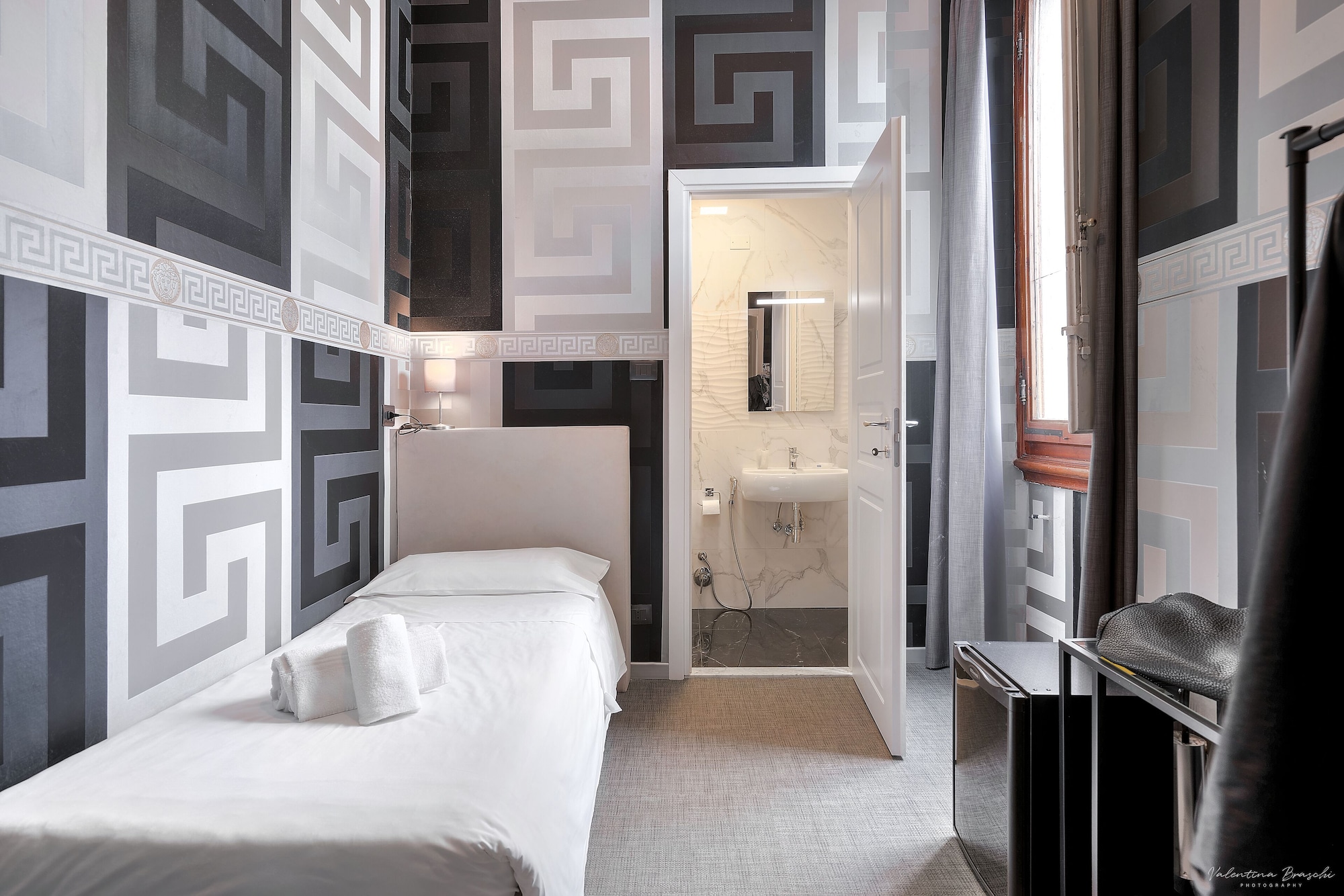 ROOM, SINGLE