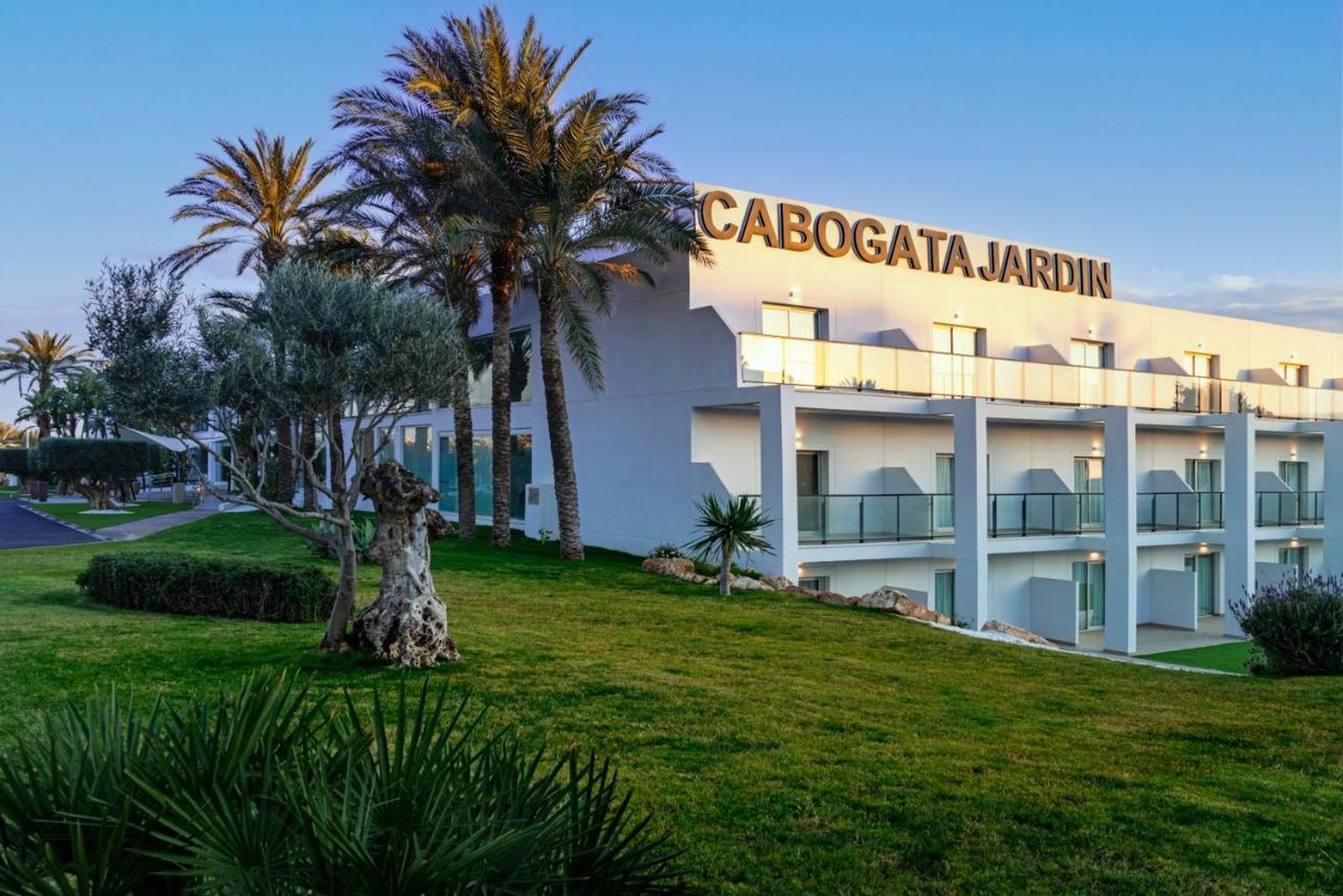 Cabogata Jardin 85/89