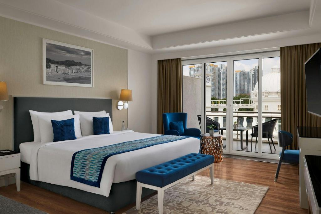 Green, Guest Room, Premium, King Bed, City View, Balcony