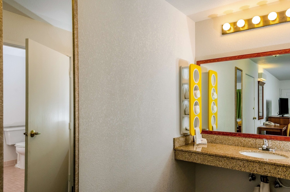 Motel6 Oakdale, CA 26/67