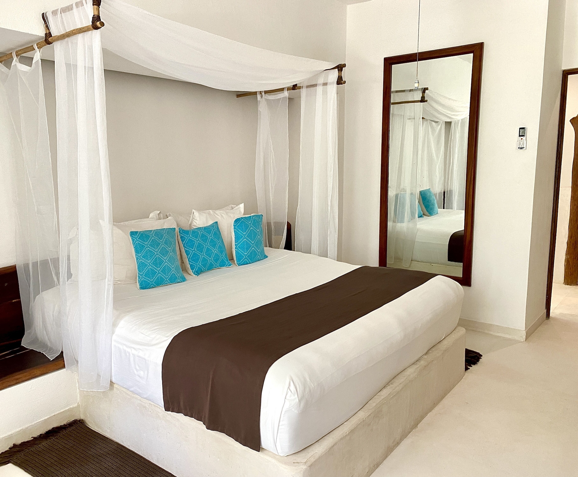 SWIM UP, KING BED