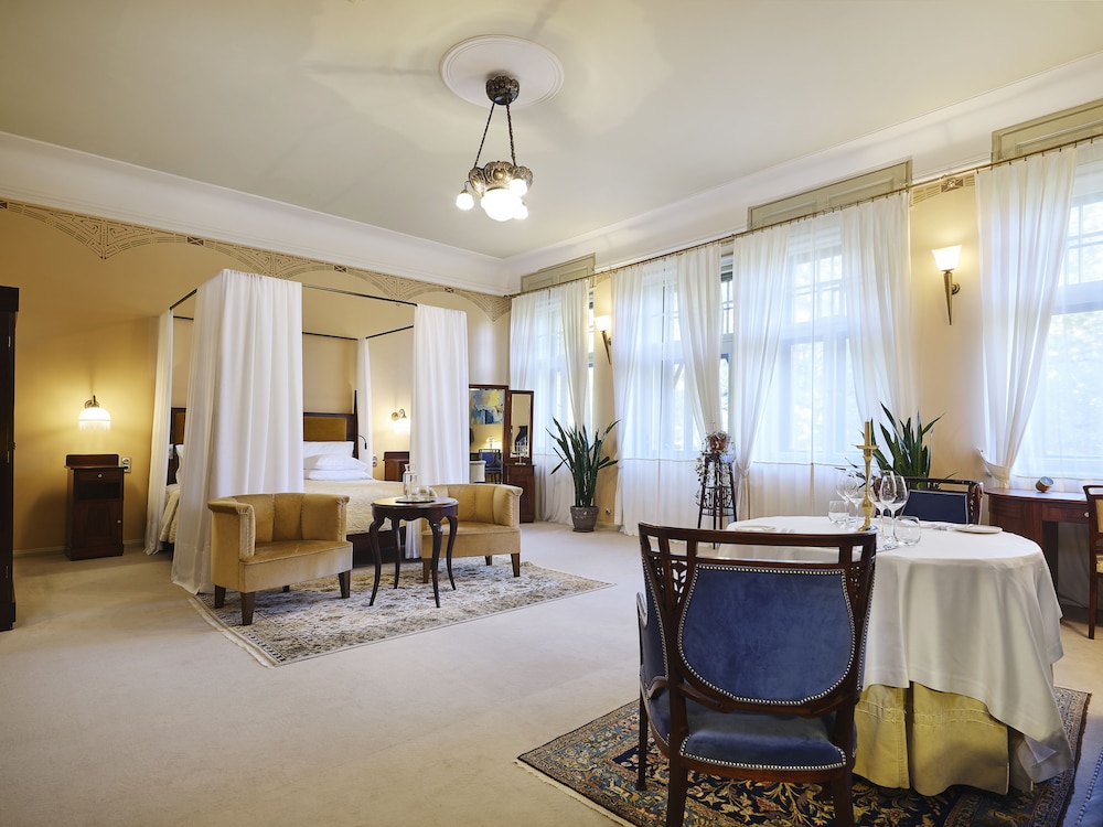 Villa Ammende Restoran and Hotell 28/50