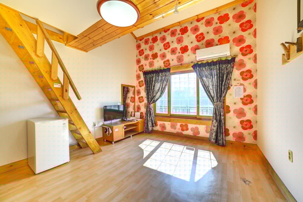 White Cabin 47/60