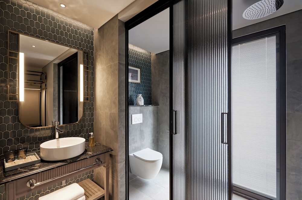 French, Junior Suite, Studio, King Bed, Balcony، La Siesta Premium Saigon Central 5/6