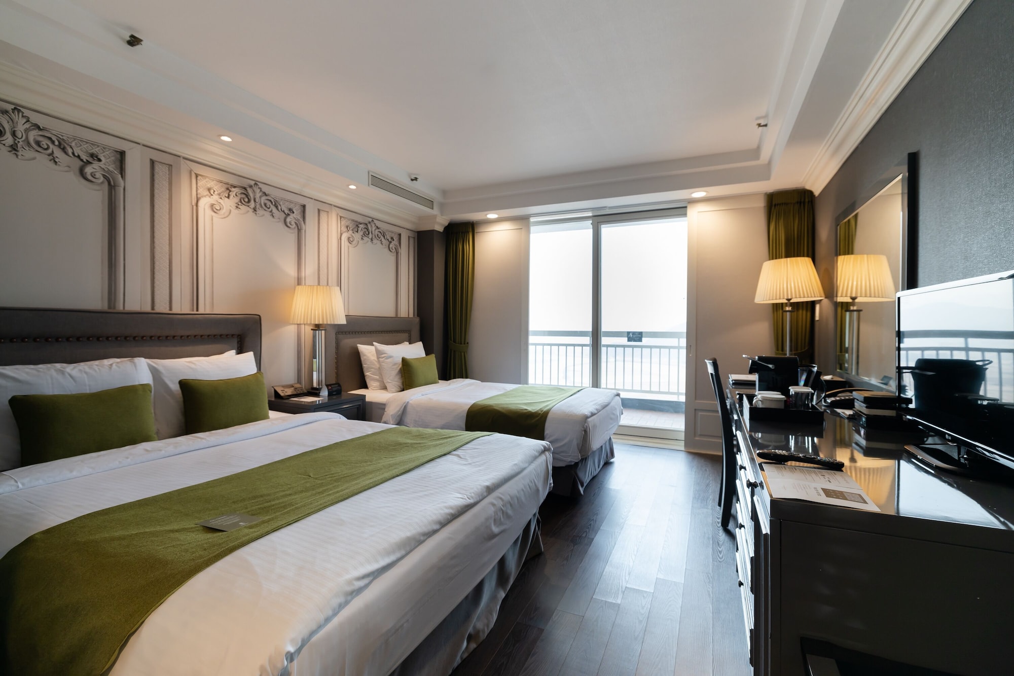 غرفة بريميير عائلية بسريرين منفصلين وسرير مزدوج وسرير فردي بإطلالة على الحديقة، Kensington Hotel Pyeongchang 5/6