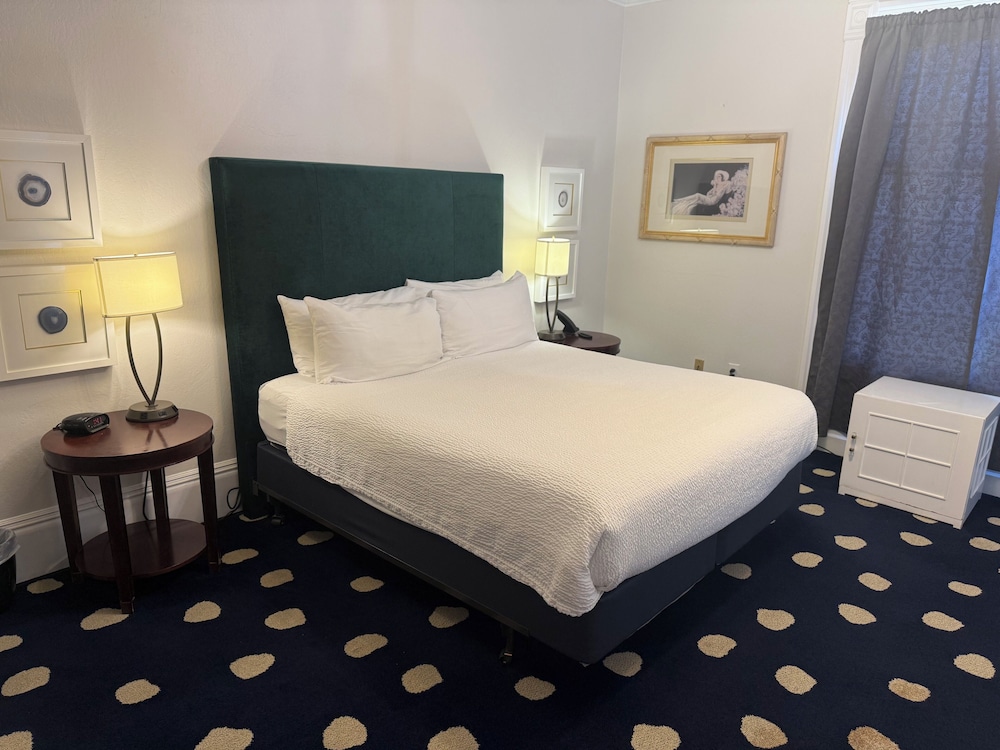 غرفة ديلوكس بسرير كوين، The Sterling Hotel 2/10
