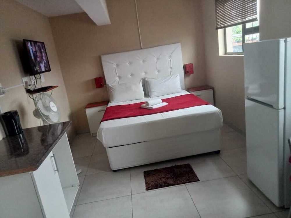 Emampingeni Lodge 11/16
