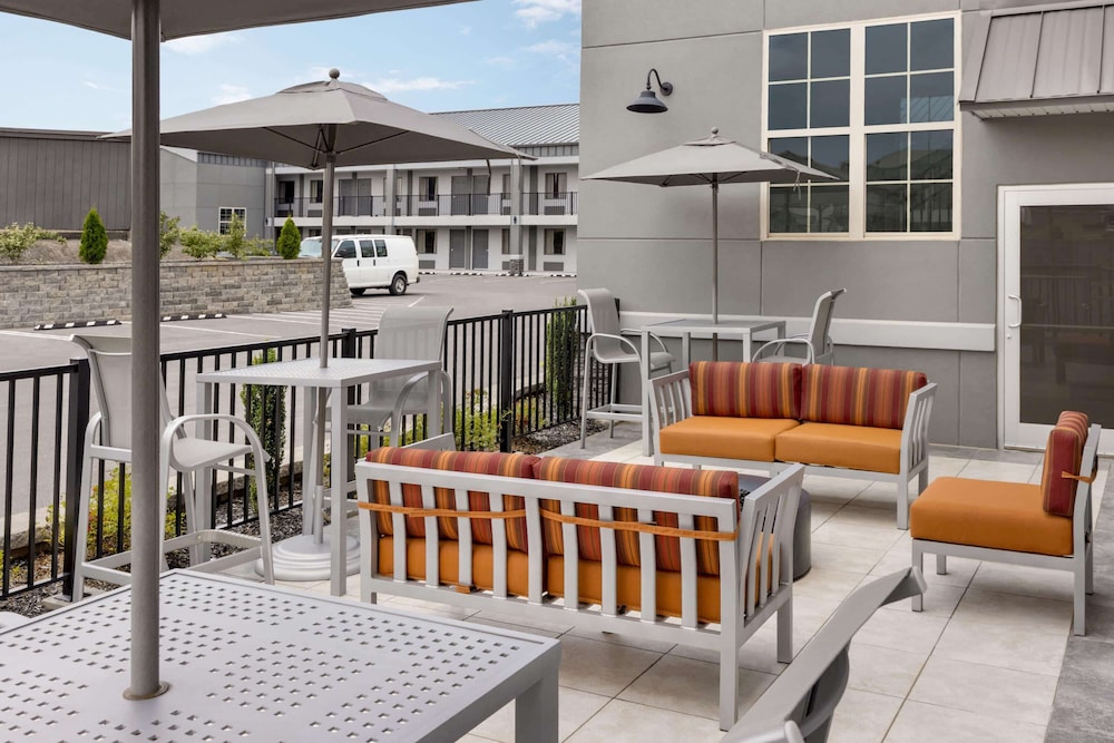 Days Inn & Suites by Wyndham Bowling Green 31/46