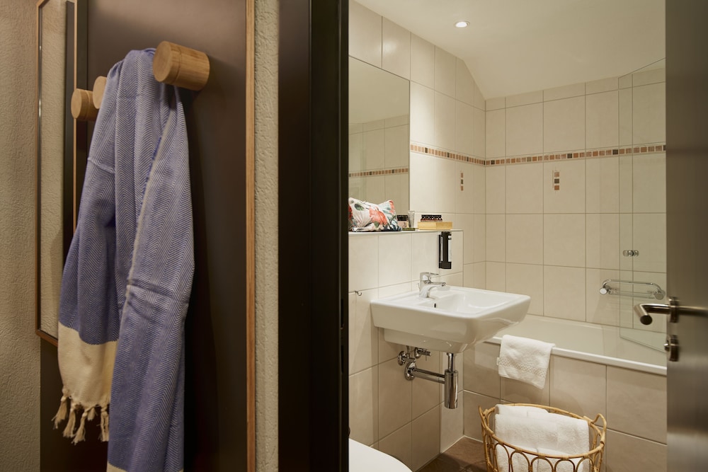 THE HEY HOTEL INTERLAKEN 39/41