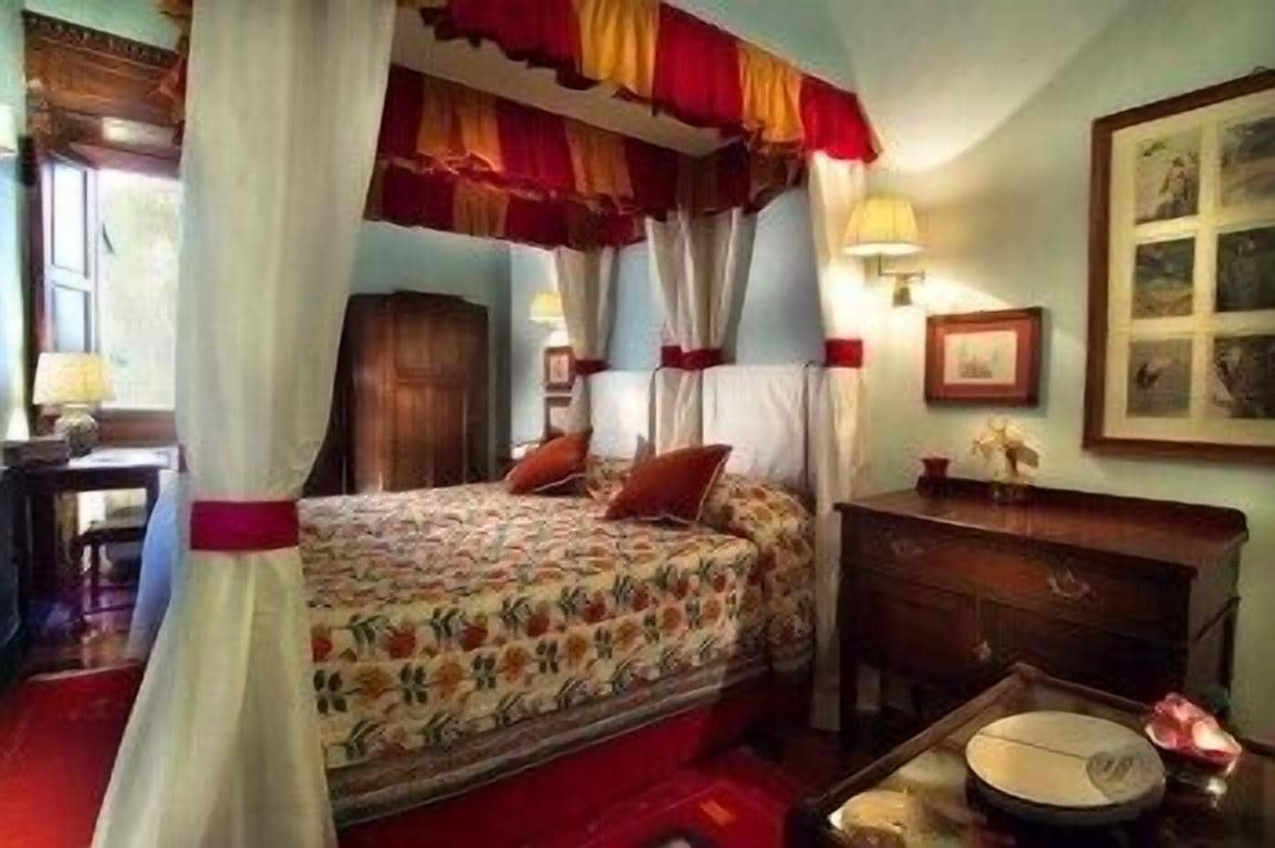 ROOM, DOUBLE OR TWIN BED