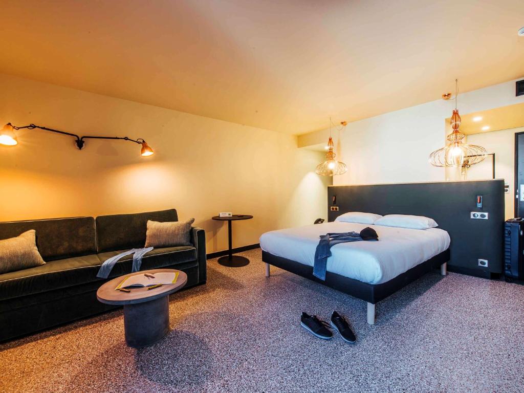 FAMILY SUITE, STANDARD, DOUBLE AND TWIN BEDS, BATHTUB