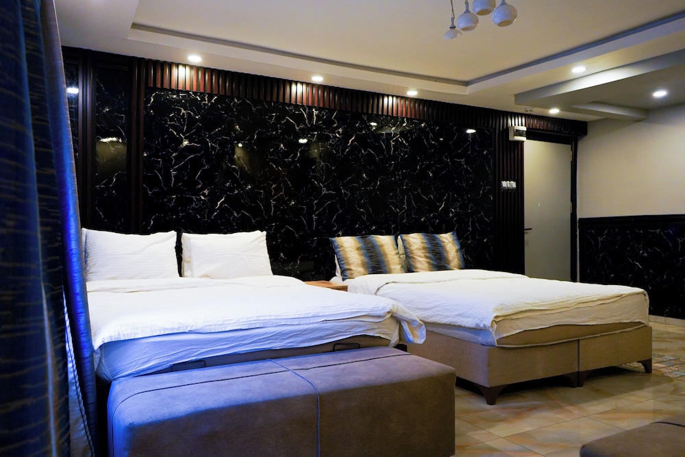 The Little Prince Hotel 9/48